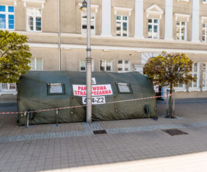 Gdynia: W namiocie przed szpitalem segregują pacjentów