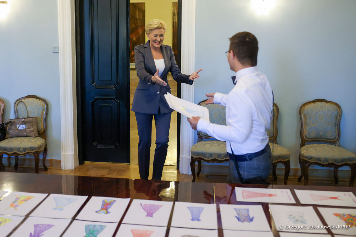 Projektant z zespołem Downa dał Agacie Dudzie prezent. Przepiękna suknia [ZDJĘCIA]