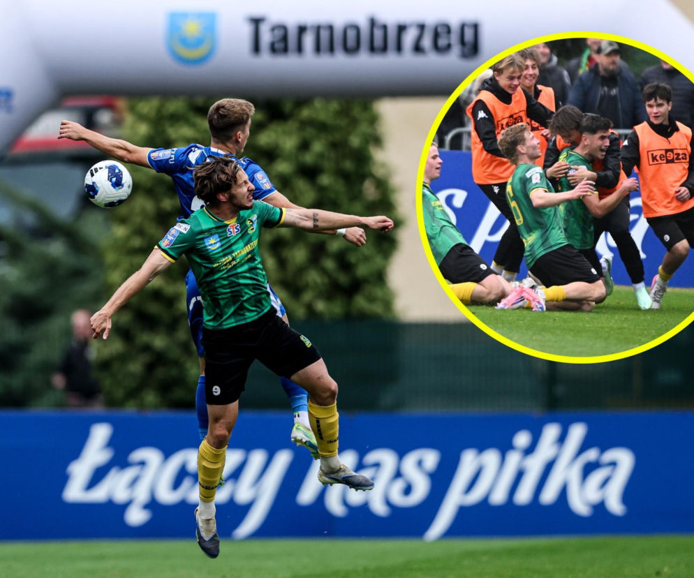 Piłkarze walczący o piłkę. Obok miniatura z cieszącymi się graczami Siarki. O meczu przeczytasz na SE Supersport.