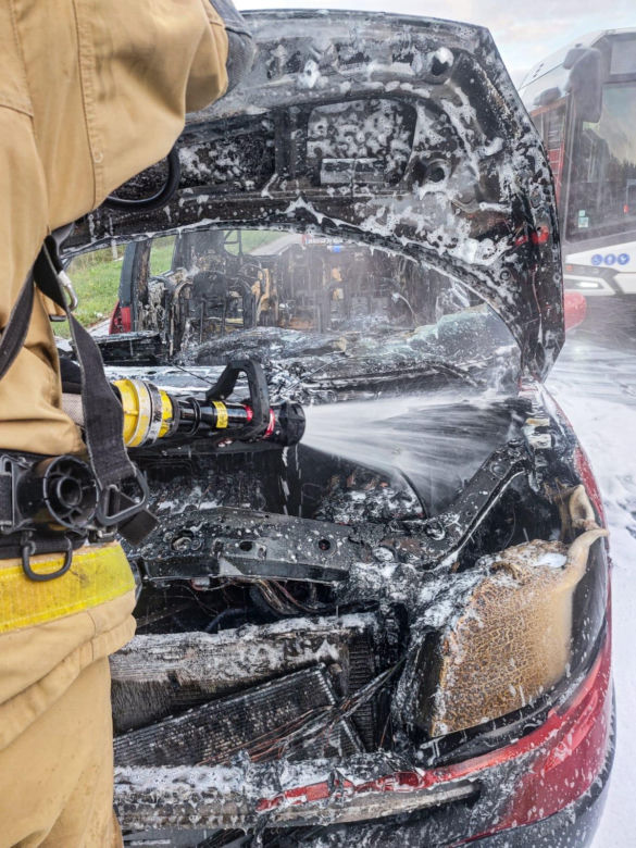 Pożar samochodu w centrum Torunia. Auto płonęło jak pochodnia