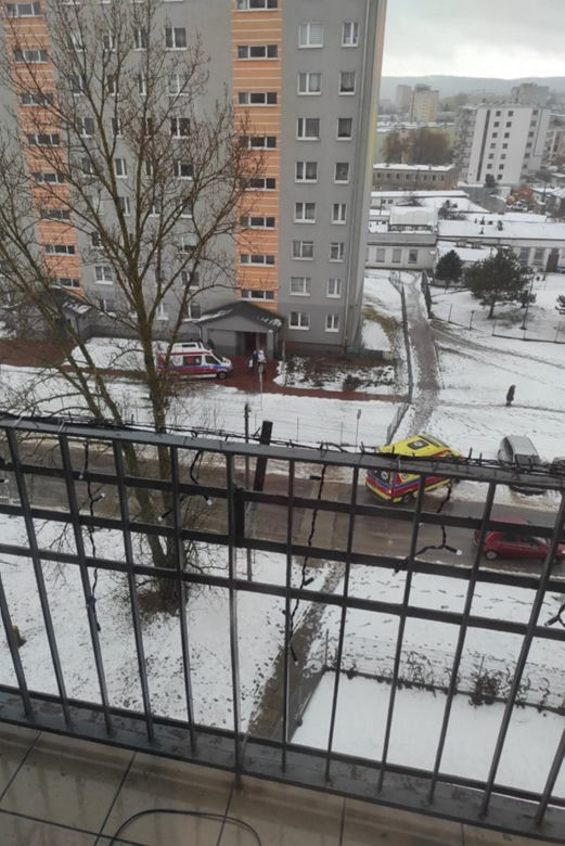 Martwa kobieta w mieszkaniu, jej mąż wyskoczył z balkonu na oczach policji! Horror w Kielcach