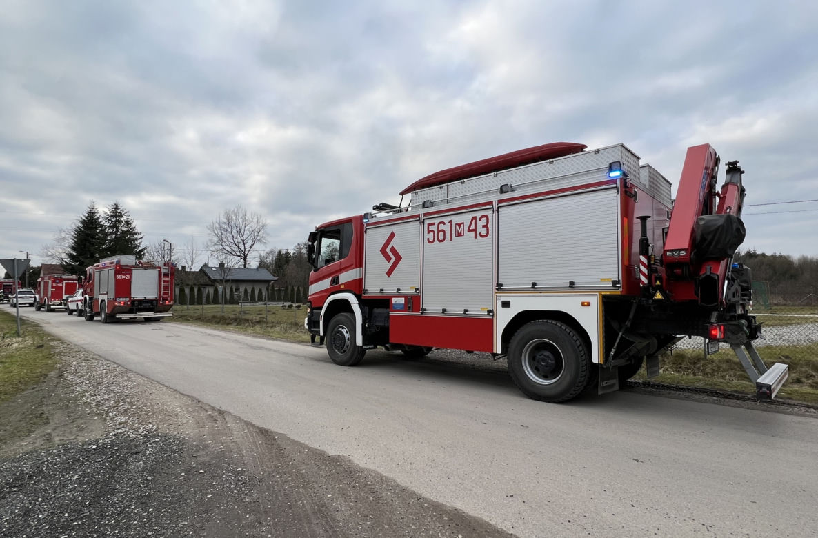 Przerażający wypadek pod Tarczynem. Ściana w budynku przygniotła starszego mężczyznę. Emeryt poniósł śmierć na miejscu