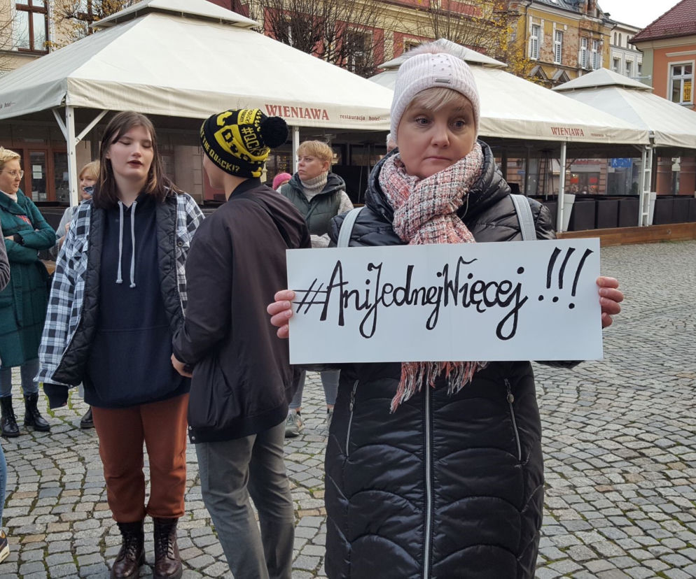 Znicze, minuta ciszy. #AniJednejWięcej w Lesznie