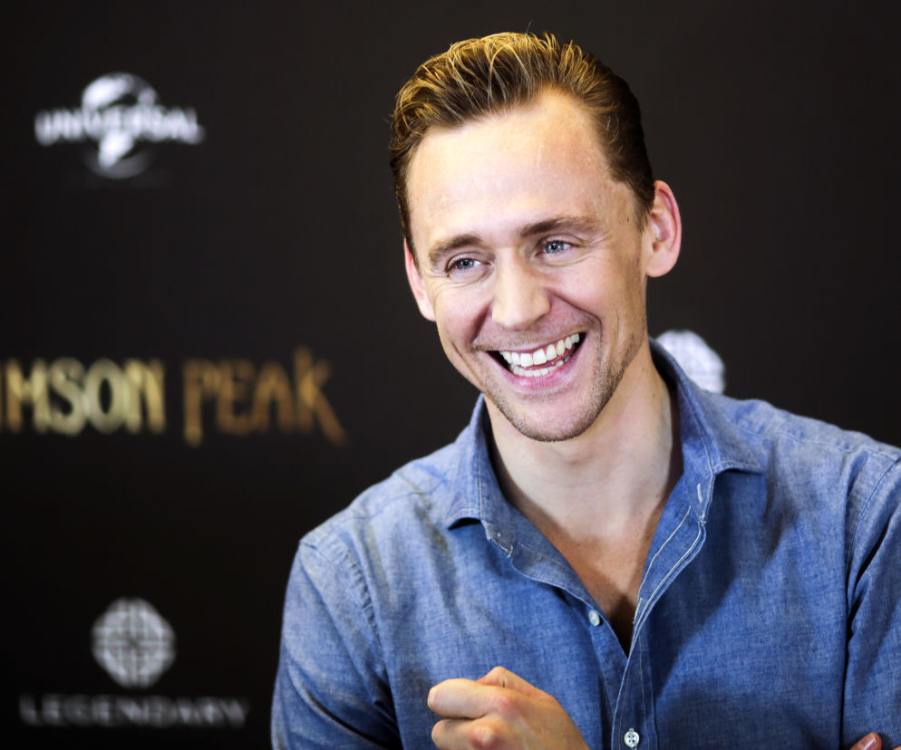 Tom Hiddlestone nowym Agentem 007?! Jeszcze nie zagrał Bonda, a już uwodzi gwiazdy