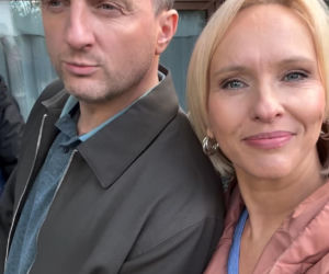 M jak miłość po wakacjach. Dorota (Iwona Rejzner), Bartek (Arkadiusz Smoleński) na planie