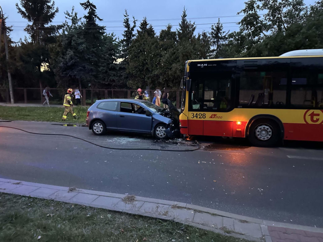 Czołowe zderzenie osobówki i autobusu miejskiego. Jedna osoba w stanie ciężkim