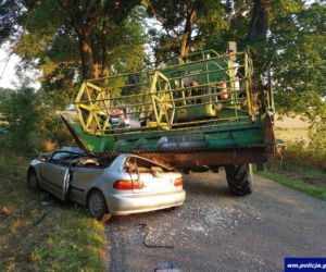 Wjechał pod kombajn