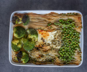 Spaghetti z pieczoną fetą, brokułami i groszkiem - upieczone