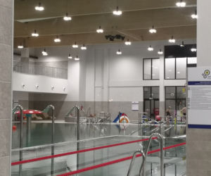 Nielegalna impreza na basenie w Błoniu. Zamiast sprzątać, pluskali się wodzie