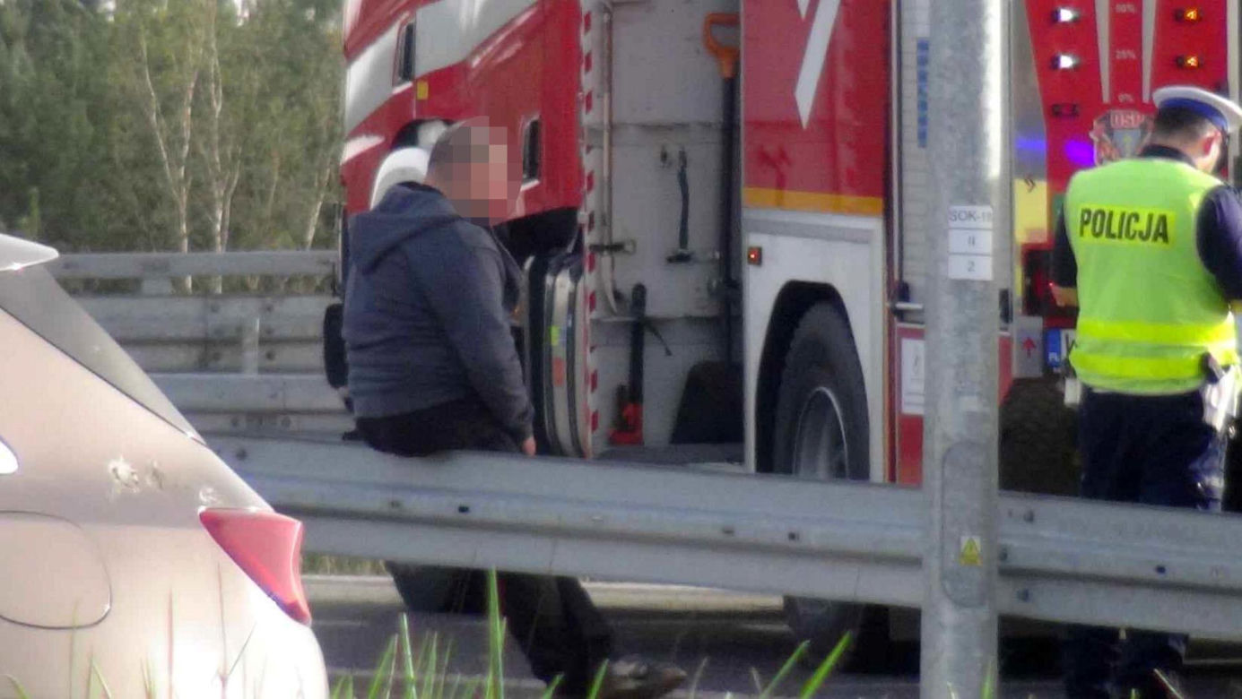 Jechał motocyklem z pasażerką. Jemu nic się nie stało, ją reanimowali ratownicy. Dramatyczny wypadek w Górze Kalwarii
