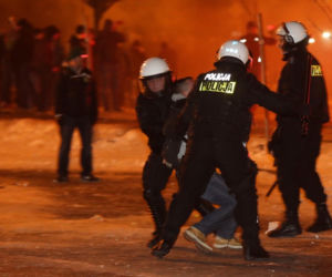 Znowu wrze przed siedzibą JSW. Płonął race, wybuchają petardy, wyją syreny