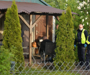 Pijany wjechał autem i zdewastował działkę sąsiada. Uciekł i poszedł pić wódkę...na swoją działkę