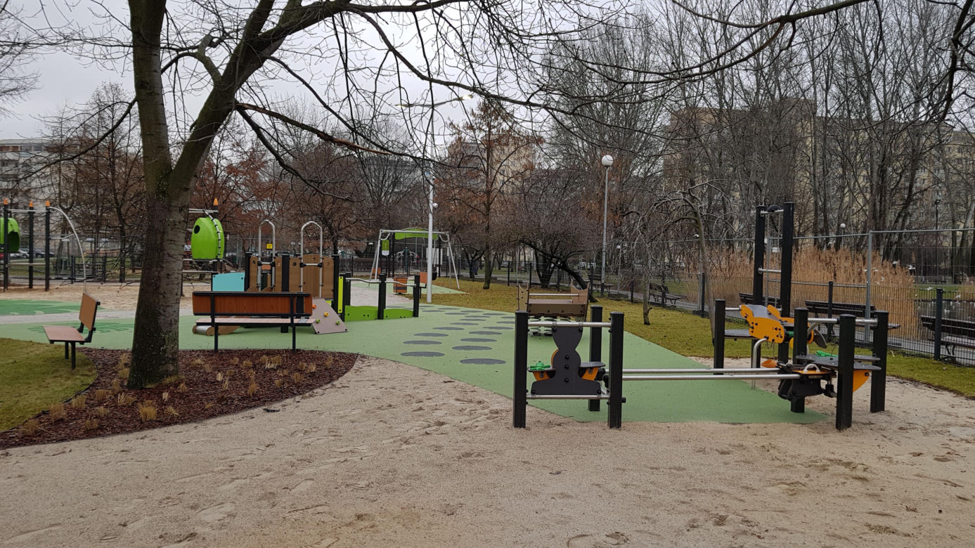 Kilkumetrowe zjeżdżalnie i multimedialna gra. "Dżungla" na Bielanach gotowa