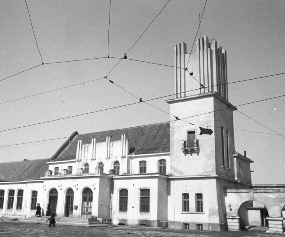 Tak zmieniał się dworzec Olsztyn Główny. Po dawnej wieży zegarowej nie ma znaku