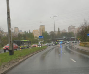 Olsztyn. Wypadek na ul. Synów Pułku. Samochód osobowy zderzył się z autobusem. Droga zablokowana