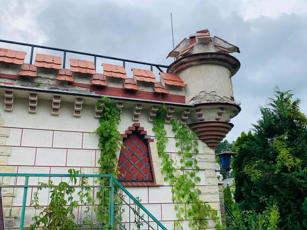 Zamek powstał w latach 90. w Żurczynie koło Bydgoszczy, prawdopodobnie na wzór niemieckiego pałacu Drachenburg