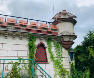 Zamek powstał w latach 90. w Żurczynie koło Bydgoszczy, prawdopodobnie na wzór niemieckiego pałacu Drachenburg