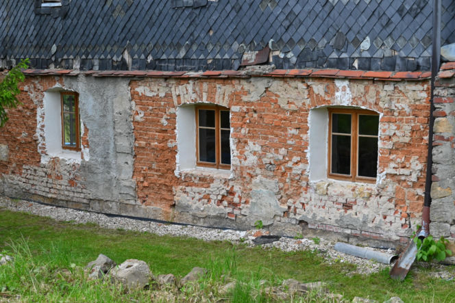 Przysłupowy dom w Twardocicach w czasie remontu