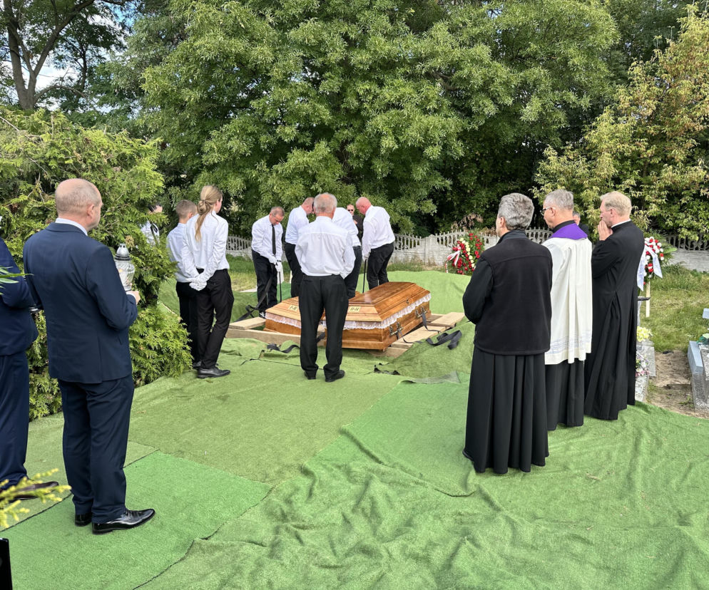 Pogrzeb ofiar zbrodni w Turach na cmentarzu w Kościelcu. O szczegółach ekshumacji i pochówku przeczytasz na Eska2.