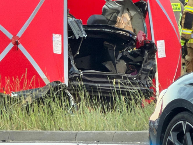 Tragiczny wypadek w Ząbkach. Nie żyje jeden z mężczyzn podróżujących Audi
