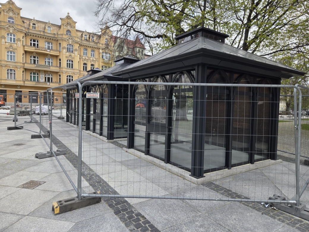 Nowe oblicze placu Wolności. Kwiaciarnie już zamontowane, koniec prac coraz bliżej