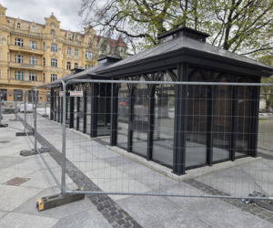 Nowe oblicze placu Wolności. Kwiaciarnie już zamontowane, koniec prac coraz bliżej