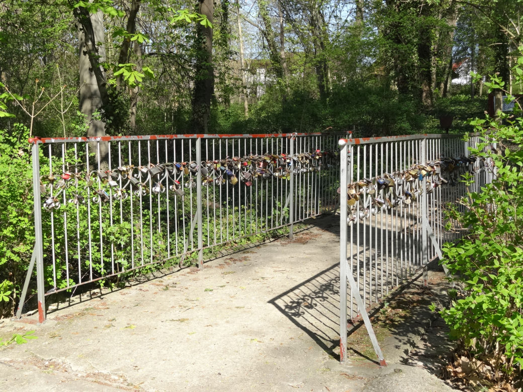 Zobaczcie kłódki miłości na mostku w Lubniewicach. 