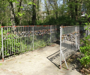 Zobaczcie kłódki miłości na mostku w Lubniewicach. 