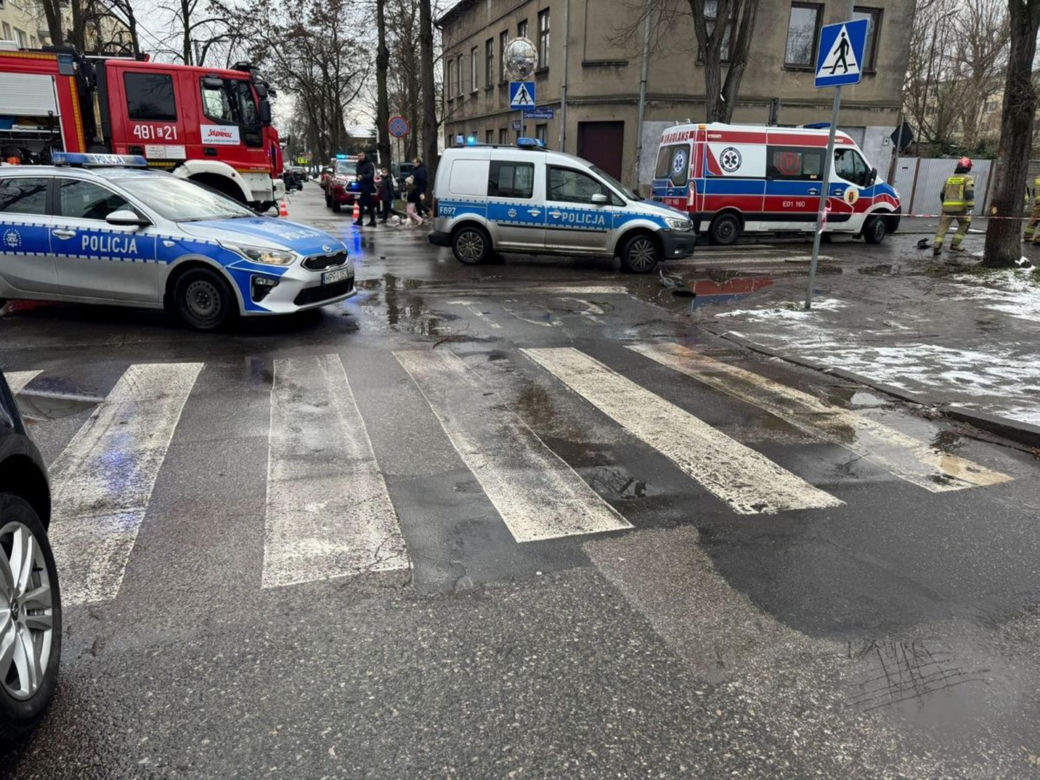 Pabianice. Śmiertelny wypadek w drodze do szpitala. Jedna osoba nie żyje, pięć zostało rannych [ZDJĘCIA].