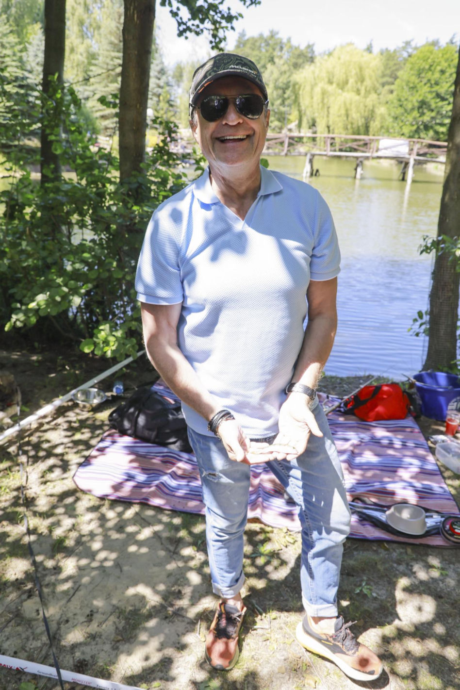 Jacek Rozenek z żoną i trzema "bestiami", syn Łącz bez koszulki, a Jarosińska - nieprzyzwoicie... skromna. Aktorzy łowią!