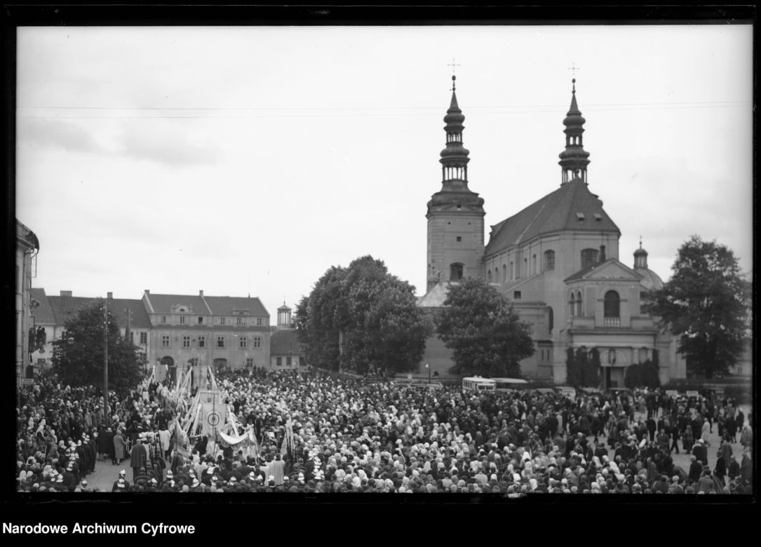 Odświętne stroje i procesja ulicami. Tak obchodzono kiedyś Boże Ciało 