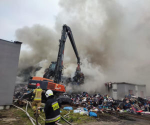 Pożar składowiska w Kamieńcu. Na miejscu kilkadziesiąt jednostek straży [ZDJĘCIA]