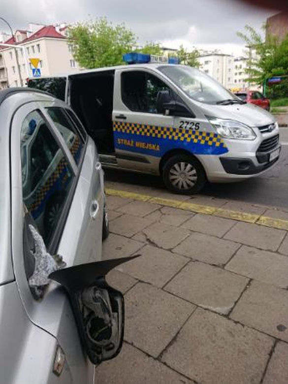 Furiat uszkodził zaparkowane auto