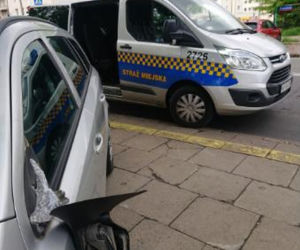 Furiat uszkodził zaparkowane auto