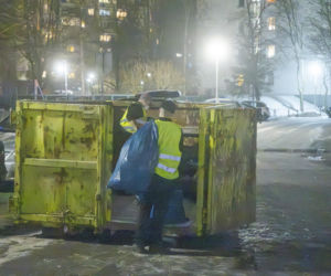 Udało się wejść do zaśmieconego mieszkania na Gocławiu. Wielkie sprzątanie
