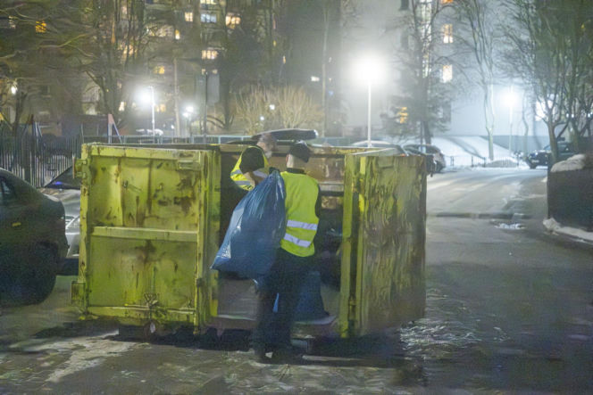 Udało się wejść do zaśmieconego mieszkania na Gocławiu. Wielkie sprzątanie
