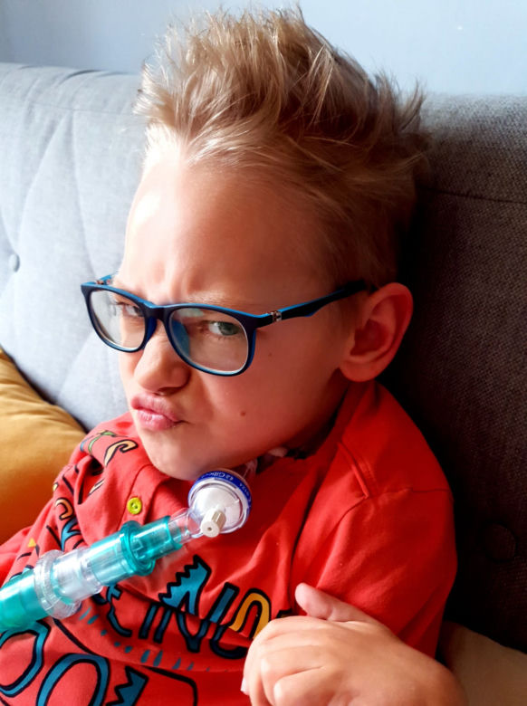 Dla 12-latka niemożliwe nie istnieje! Z respiratorem pływał w basenie