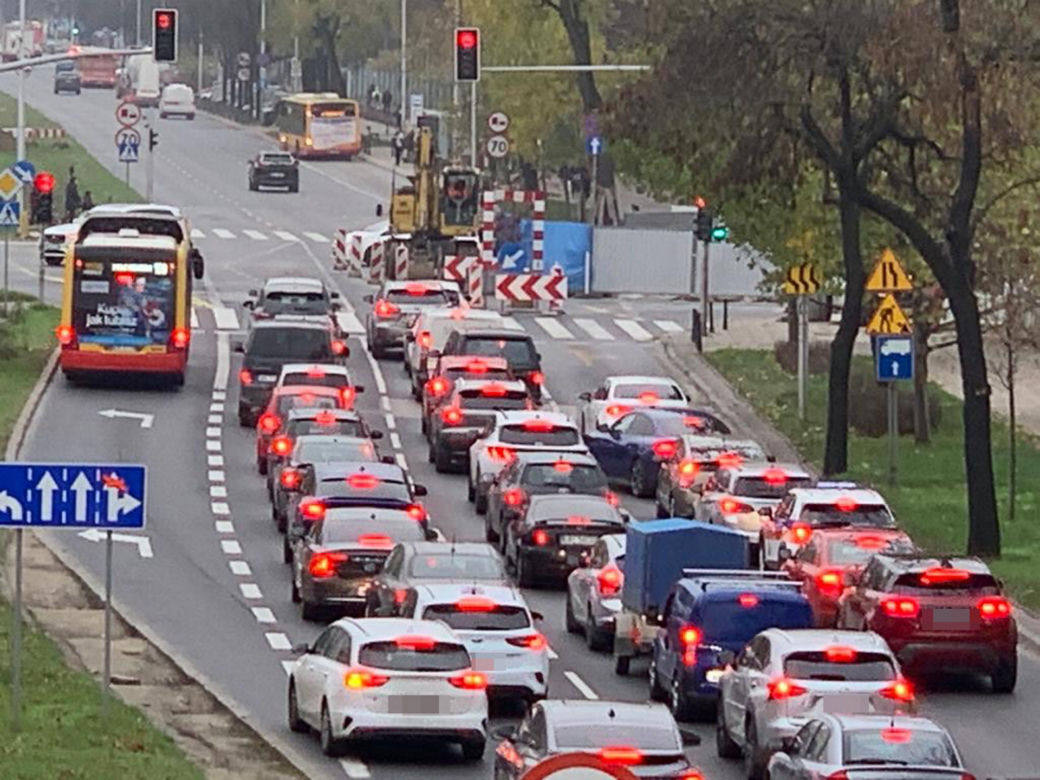 Poważna awaria na Mokotowie. Woda podmyła asfalt, wielkie utrudnienia