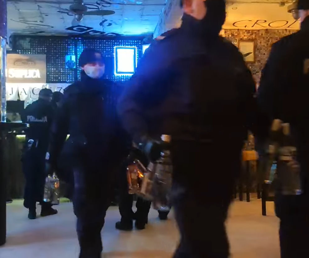 Pub w Warszawie działa w najlepsze. Nagle weszli policjanci i zaczęli wynosić WÓDKĘ! Starczy dla wszystkich