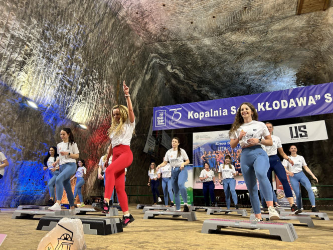 Trening fitness na stepie 600 metrów pod ziemią. Poznanianki zawalczyły o rekord Guinnessa