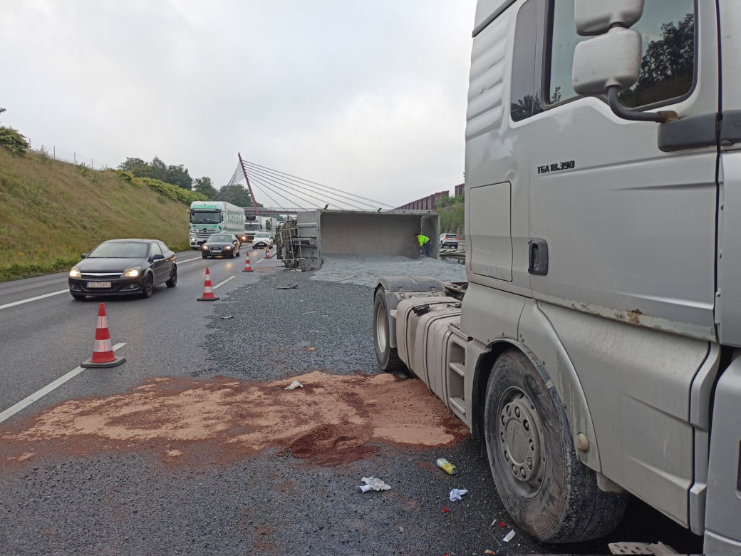 Wypadek na autostradzie A4. TIR wywrócił się na drogę po wypadku