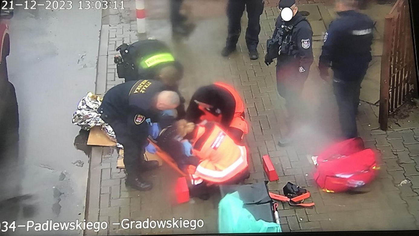 Wstrząsający wypadek tuż przed świętami. 25-latek poślizgnął się wypadł z okna! 