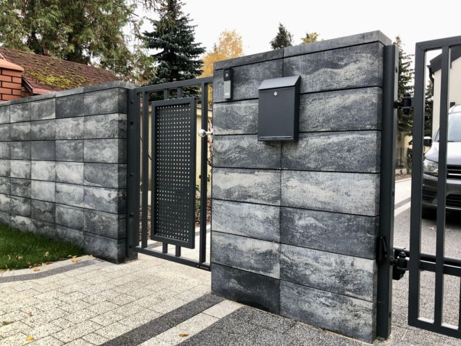 Płyty chodnikowe, palisady i stopnie schodowe, które sprawdzą się w strefie wejściowej