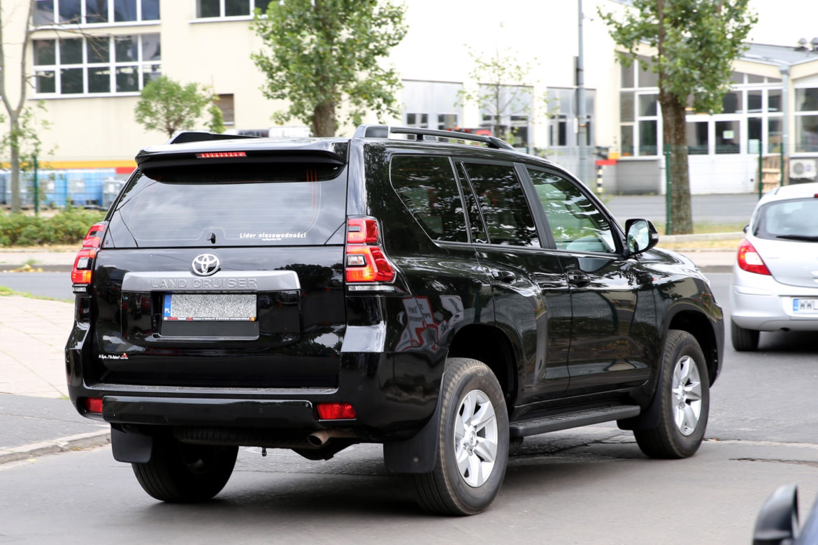 Mikołaj Roznerski i terenowa Toyota Land Cruiser