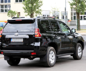 Mikołaj Roznerski i terenowa Toyota Land Cruiser