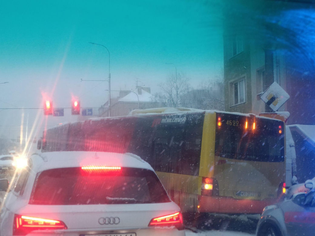 Fatalne warunki na drogach we Wrocławiu i na Dolnym Śląsku. Sporo kolizji, opóźnienia i ślizgawka