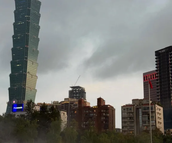 Alex Honnold bez liny na szczycie Taipei 101. Historyczny wyczyn w Tajpej