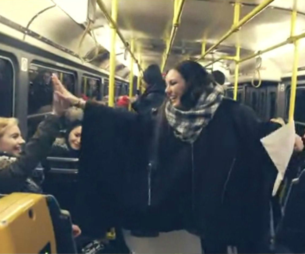 Ewa Farna śpiewa w tramwaju hit Calvina Harrisa