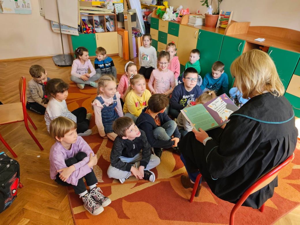 W szkołach czytają bajki o Misiu Adwokacie [GALERIA]