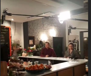 M jak miłość. Paweł Zduński (Rafał Mroczek) na planie, nowa dziewczyna Pawła